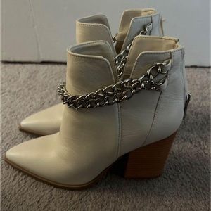 Vince Camuto VC-Gallzy Booties